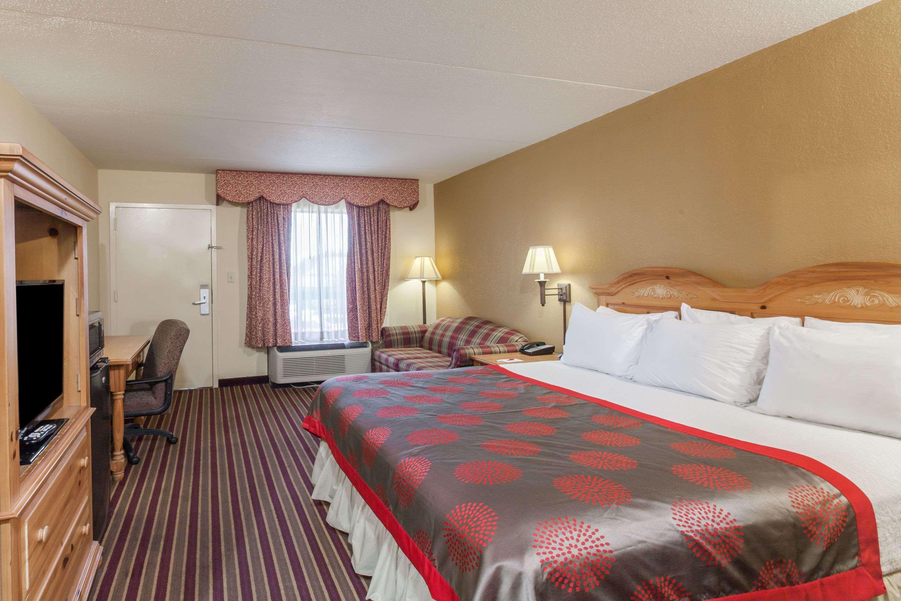 Ramada By Wyndham Lebanon Hotel Buitenkant foto