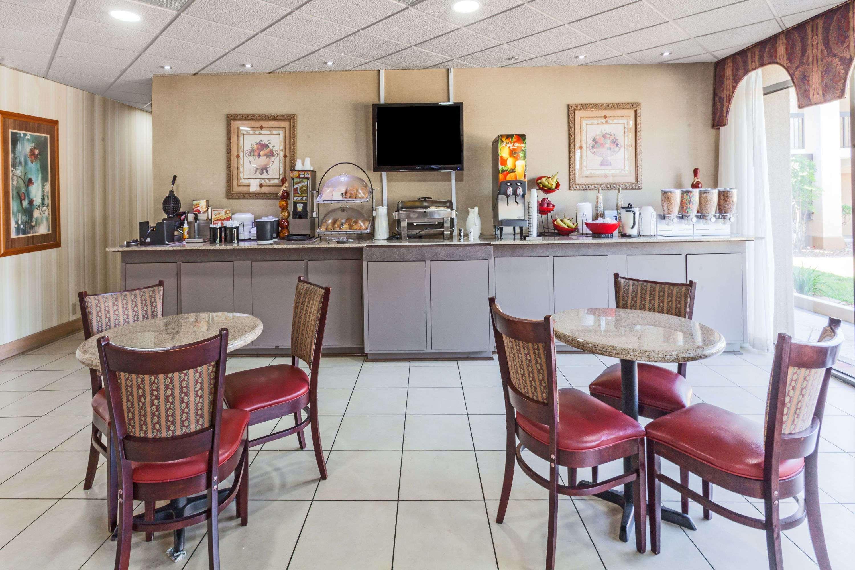 Ramada By Wyndham Lebanon Hotel Buitenkant foto