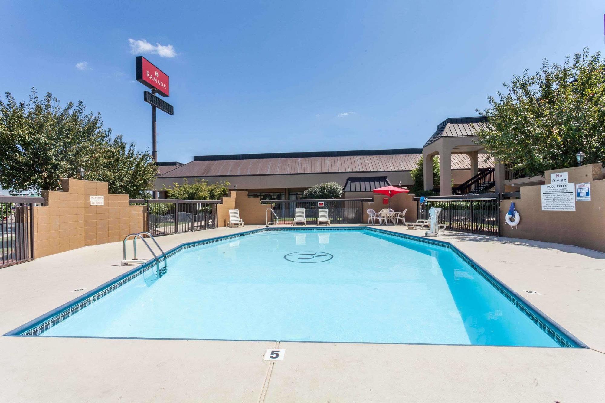 Ramada By Wyndham Lebanon Hotel Buitenkant foto